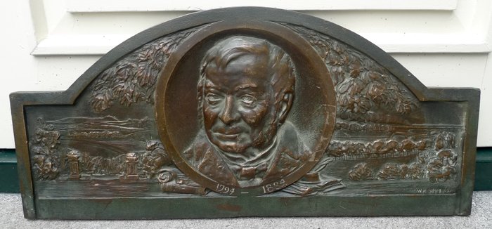 Large bronze memorial plaque with portrait of an unknown gentleman - signed W.N. SIMM - England - supposedly made in 1932