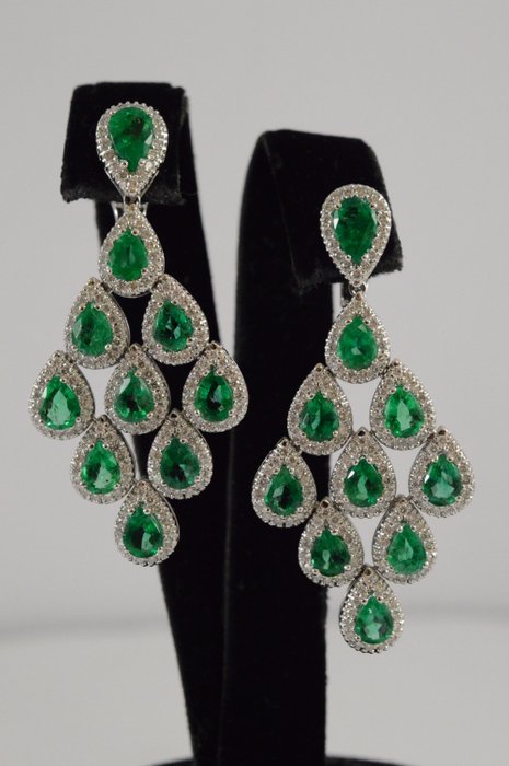 Orecchini Royal in oro bianco con smeraldi e diamanti - Catawiki