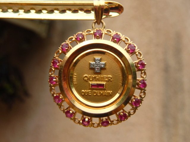 Antique and heavy love medallion signed A. AUGIS in 18 kt gold, diamonds, and rubies 