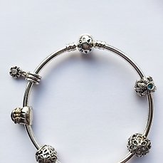Bracciale rigido Pandora in argento con 6 charm - Catawiki