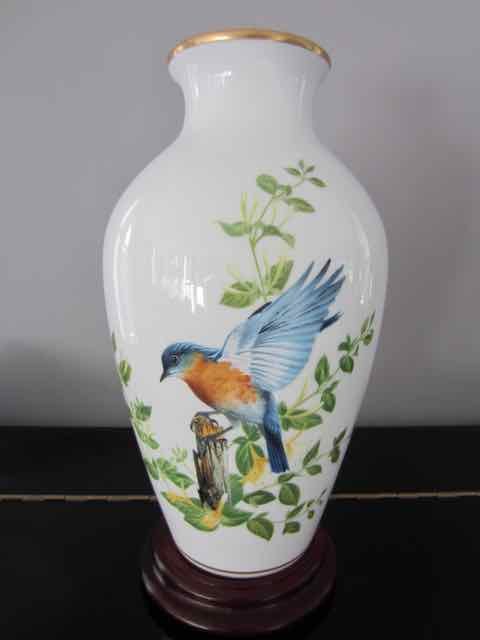 Franklin Mint - porcelain vase "The bluebirds of Summer" by A.J. Rudisill