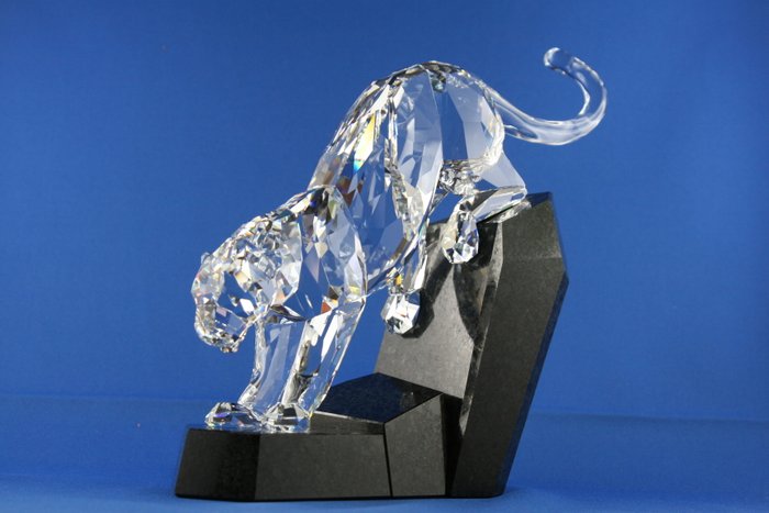 Swarovski - Soulmates Panther made of clear crystal on black granite