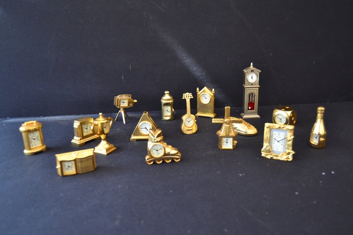  Lot de 16 horloges miniatures en métal – métal plaqué or – Le Temps