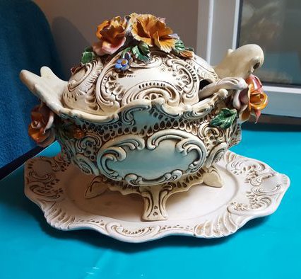 20th century Italian Capodimonte porcelain soup tureen 
