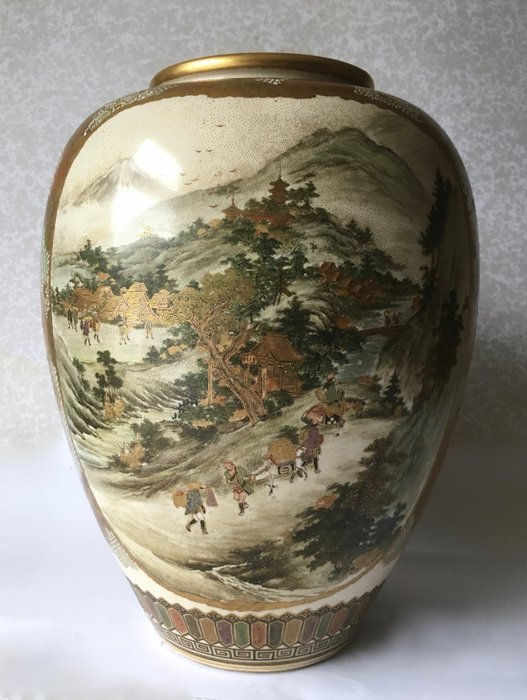 Exceptional Satsuma vase bearing the maker's mark "Kozan" - Japan - 1890-1900
