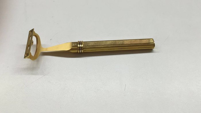 Maquinilla de afeitar laminada de oro Must de Cartier

