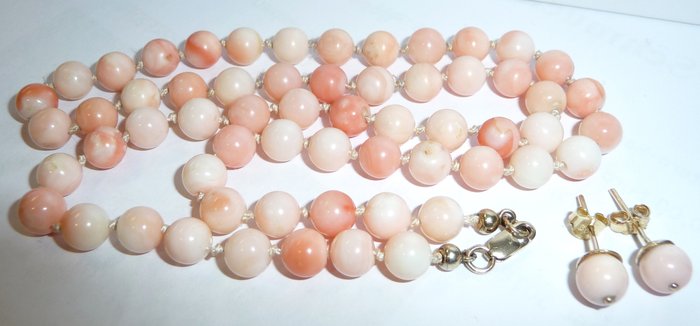 14 K / 585 coral necklace made of angel skin corals, Pelle d'Angelo with matching sphere-shaped earrings