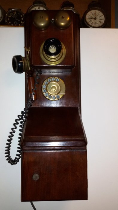 Old telephone from the 1930s
