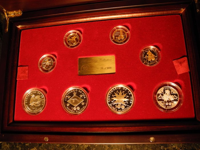 Mundo. Lote de monedas de 2004, "100 años de la FIFA" (8 monedas). En el lote: oro y plata.