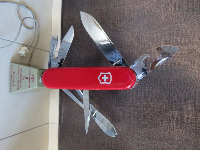 Large Moving/shop window/Display of Victorinox army knife-80