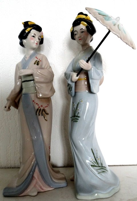 Set of porcelain figurines of two Japanese women.