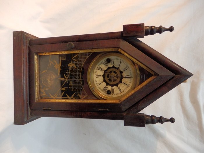 A Antique Waterbury Clock Company, Gothic Table Clock - Numered -3950 - 19th Century, Chicago/U.S.A.