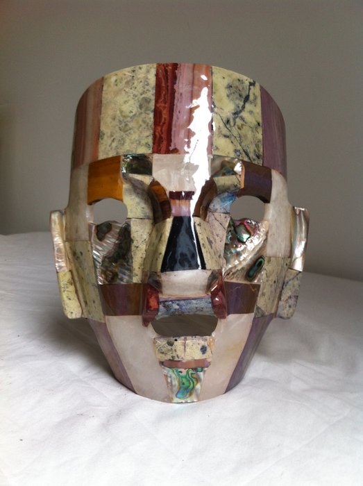 Kostbare mexikanische Maske in Lapislazuli, Tigerauge, rot und lila Jaspis, Obsidianperle und Achat - Mexiko - Ende des 20. Jahrhunderts

