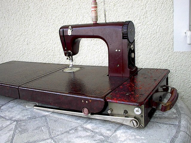 "Bakelite case sewing machine Freia" functional, GDR 1950, rare!