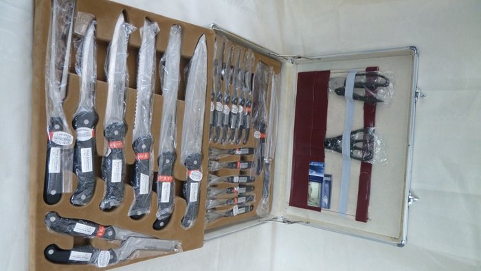 Weber & Kochmann, 24-piece knives set in beautiful diplomats suitcase, including steak cutlery for 6 people.