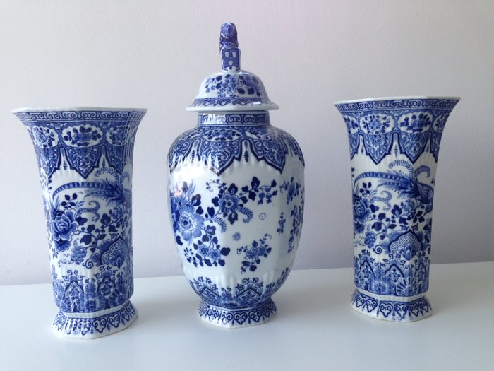 Mosa - 3-piece mantelpiece set consisting of two goblet vases and a lidded vase in Delft blue.