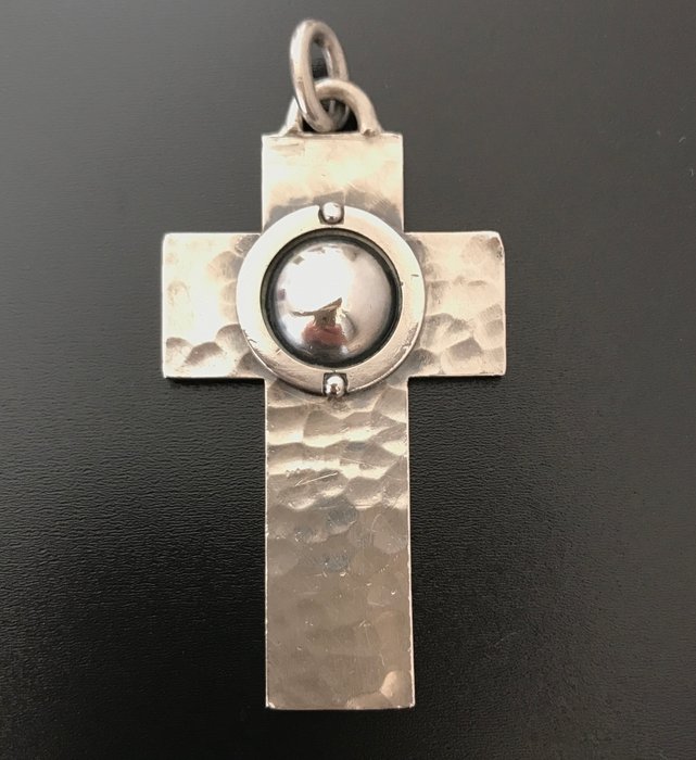 Jean Desprès (1889-1980) - large Art Deco cross - pendant in hammered silver - with signature