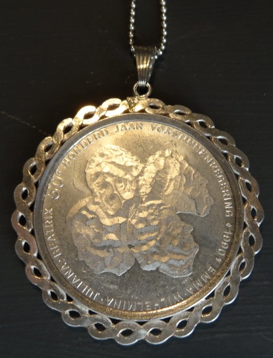 Silver 50 guilder coin in a cutaway frame, on a silver - Catawiki