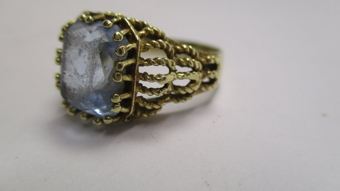 Wonderbaar Vintage gouden ring met een blauwe steen in het midden - Catawiki QI-22