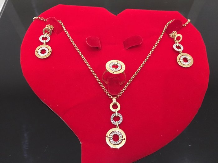 Conjunto de Rafinity en oro de 18 kt formado por collar con colgante, pendientes y anillo. 
