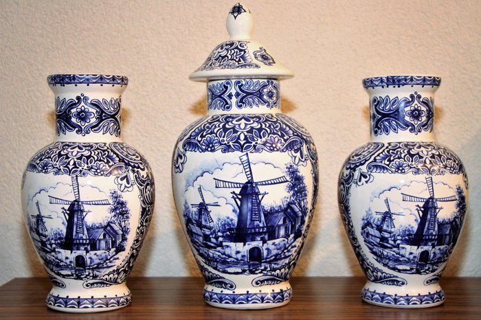 Mooi drie delig Delfts blauw kaststel voorzien van molens