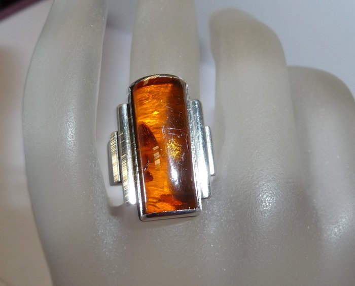 Un anello in argento 835 della goielleria Fischland con ambra del Mar Baltico e marchio di garanzia Fisch