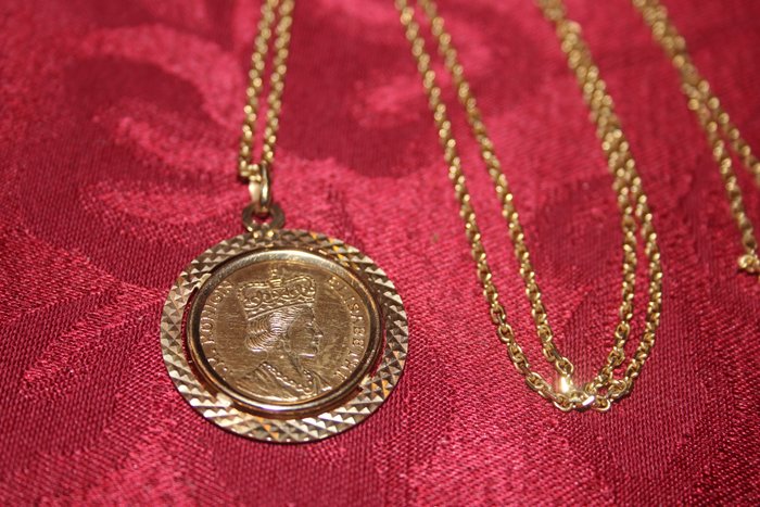 A necklace made of 585 gold with the medallion "Queen Elisabeth" in 585 gold