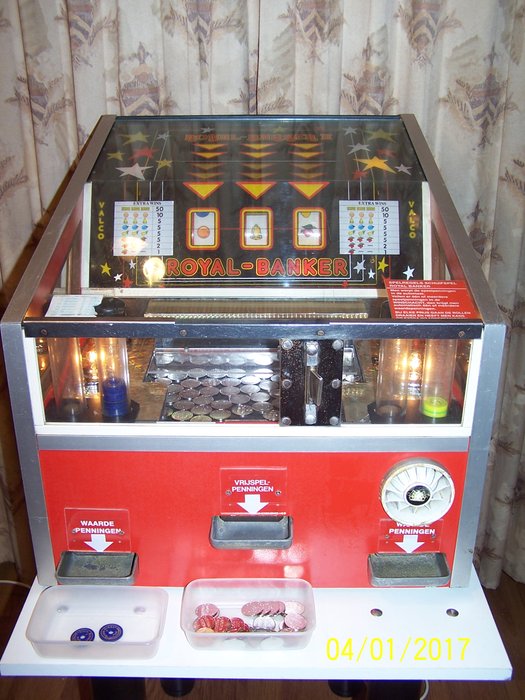 Beautiful Royal Banker Coin Pusher from the fairground with 2000 new tokens