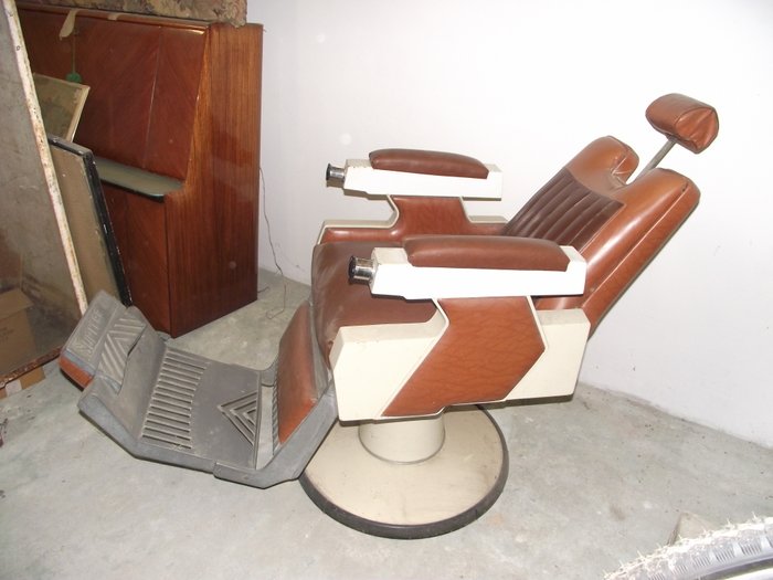 Par Jupiter – chaise de barbier vintage.