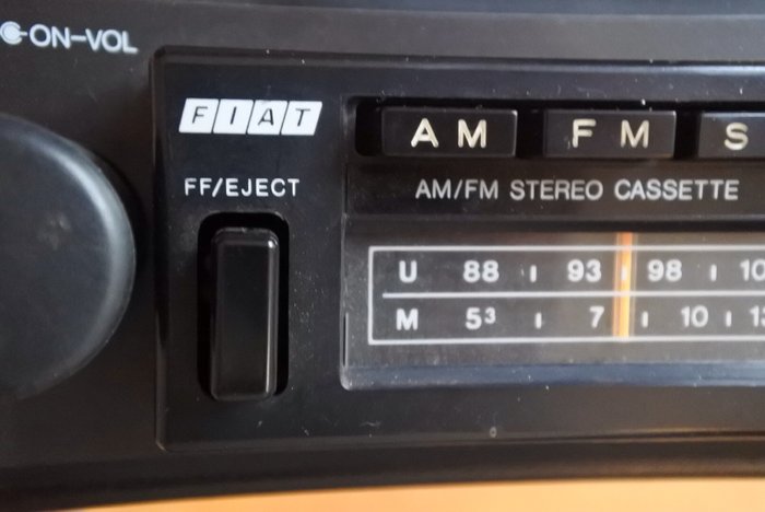 Klassieke Fiat Clarion autoradio - cassettespeler - stereo - 1977