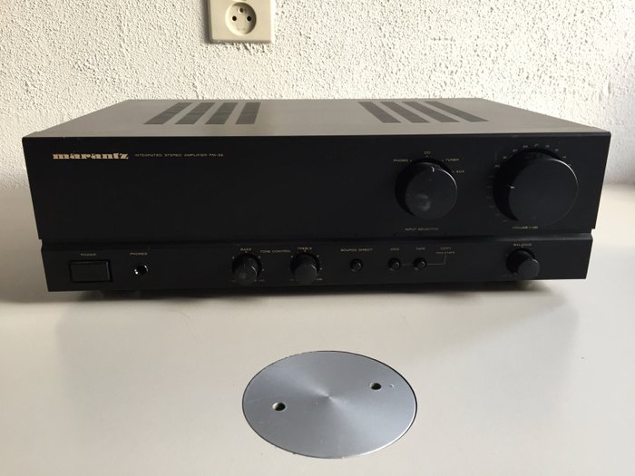 Marantz PM-32 integrated stereo amplifier.