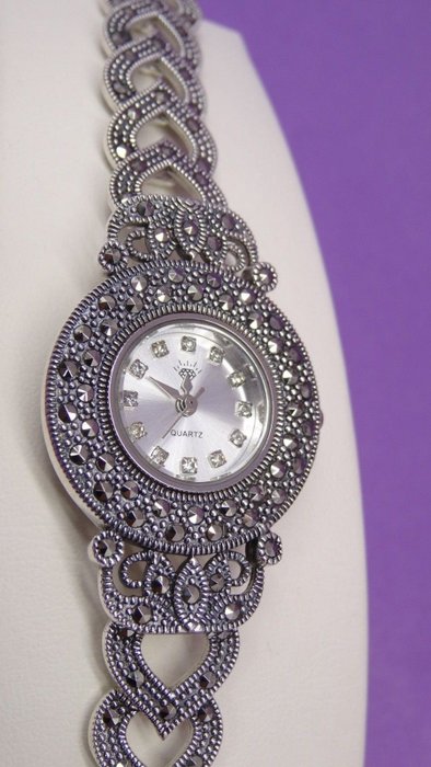Reloj de pulsera LS de plata para mujer con corazones y marcasitas