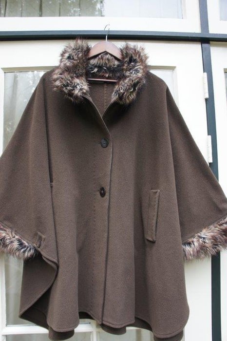 Damo Donna - Beautiful poncho / cape / coat trimmed with faux fur ...