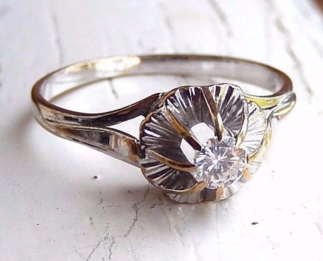 Antique solitaire engagement ring in 18 kt gold with diamond of 025 ct, circa  1920-1930.