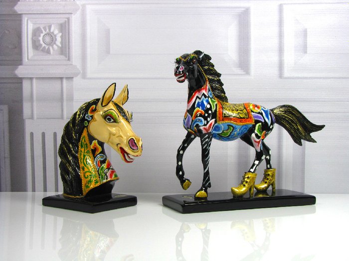 Toms Drag - 2 Paarden Sculpturen