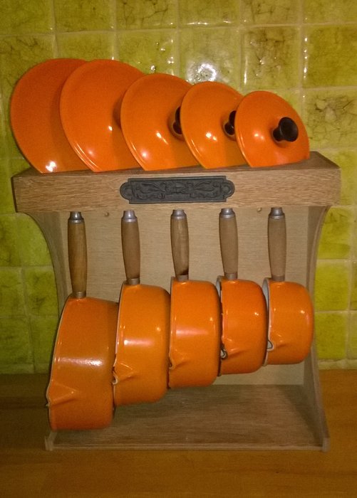   LE CREUSET  Série de 5 casseroles  avec couvercles  en Fonte émaillée orange et son support en bois