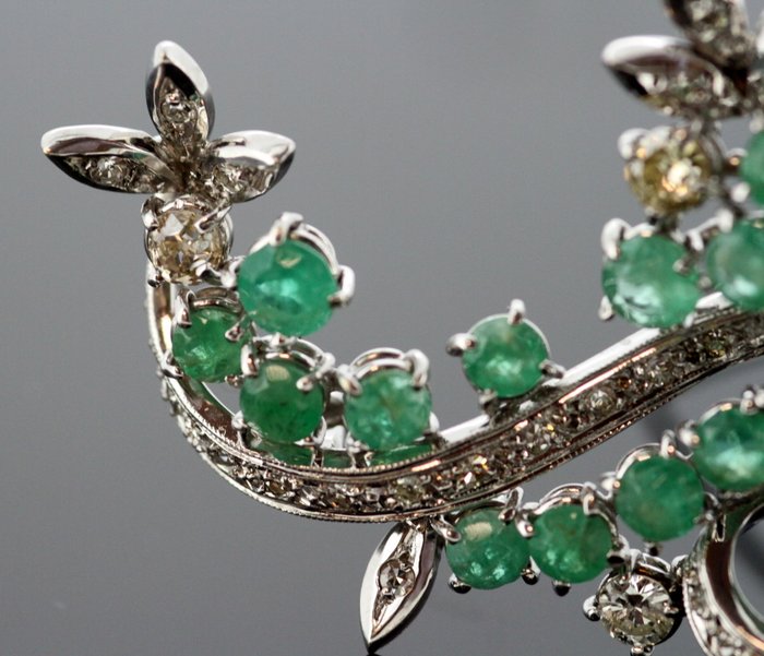 Vintage 18K White Gold Brooch With Emerald (2.5 CT Total) and Diamonds ...