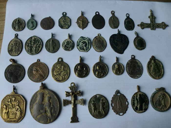Lote variado de 32 medallas medievales religiosas (siglos 16 al 19 )  medidas desde 40mm a 20 mm. (32)