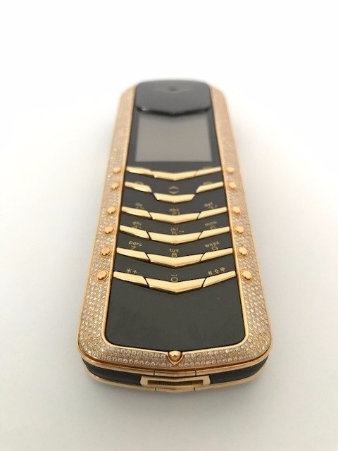 Vertu Signature Diamonds - Ultra luxury 18 k yellow gold phone, covered in 4.2 carats of diamonds