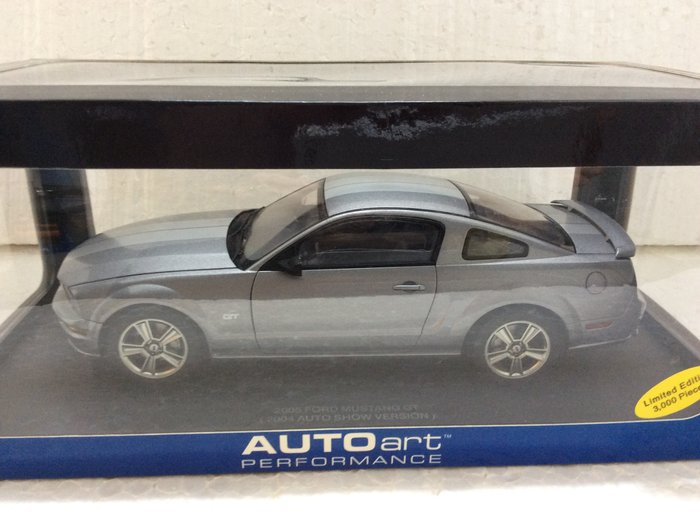 Autoart - Scale 1/18 - 2005 Ford Mustang GT 2004 Auto Show Version - Tungsten Silver with Grey / Silver stripe