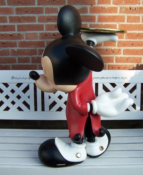 Horizontaal Voorzitter in de buurt Mickey Mouse butler zonder disney op de voet - Forum Café Mickey