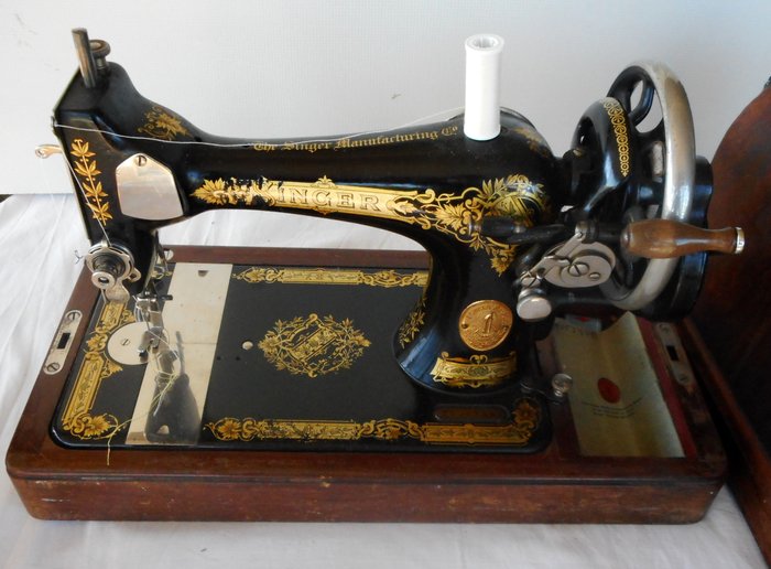 Singer 28 Sewing machine, with original user manual, 1929