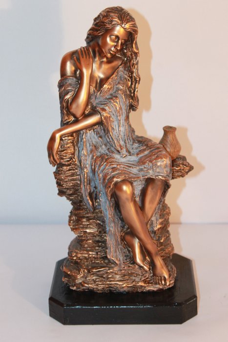 Image result for escultura de mujer en metal