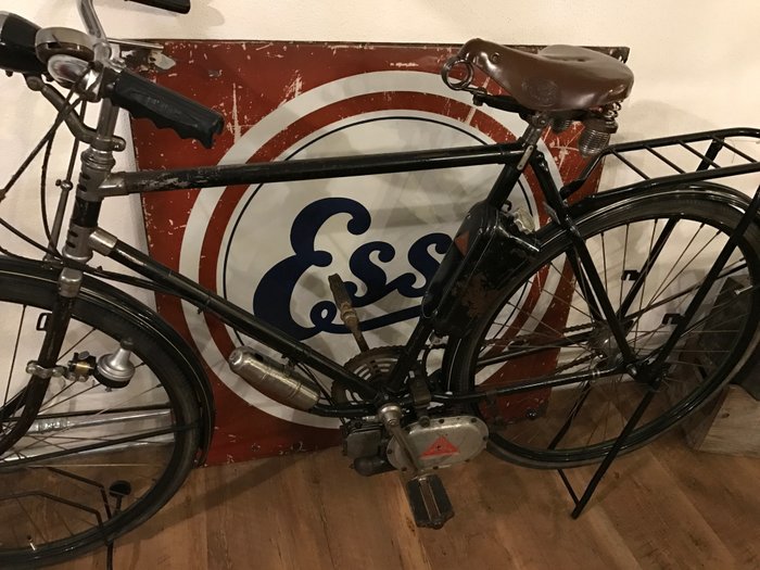 Lohmann - Motor auxiliar - En una bicicleta Steyr Waffenrad - Estado original - Hacia 1950