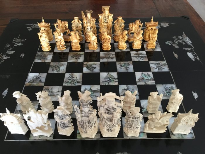 Chinees schaakspel in opklapbare met parelmoer ingelegde kist