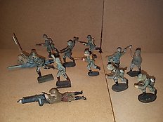Lineol, Elastolin, etc. 13 composite attacking soldiers from Germany 1930. Including lying machineguns.