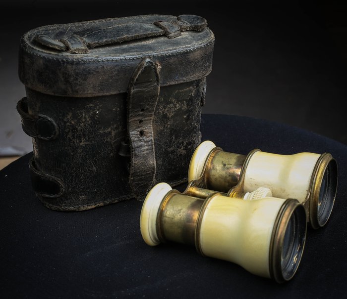 Pair of ivory and gold brass theatre binoculars.  19th century (Napoleon III)