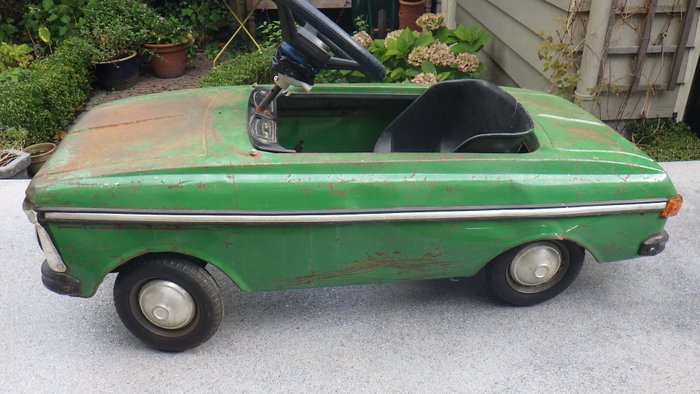 Moskvitch, USSR - Length 114 cm - Pressed steel Moskvitch pedal car, 1970s/90s