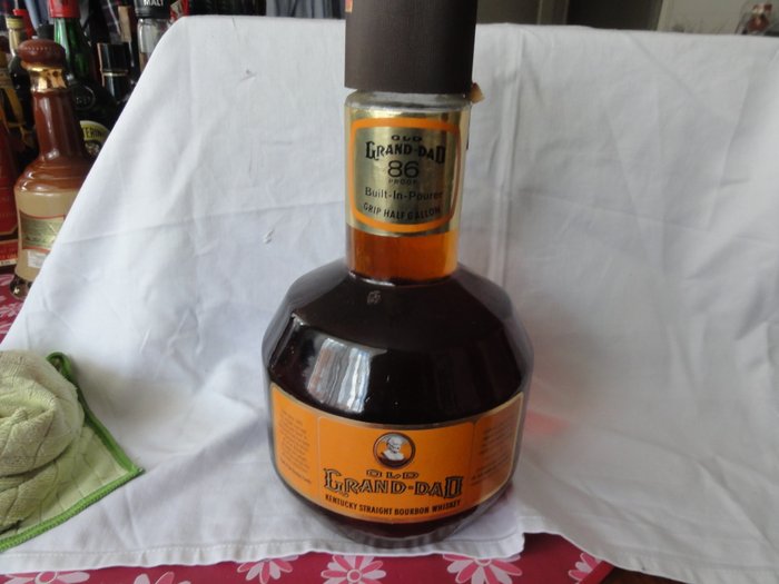 Old Grand Dad Kentucky Straight Bourbon Whiskey  86 proof from the 70´s in 1,5 L Bottle