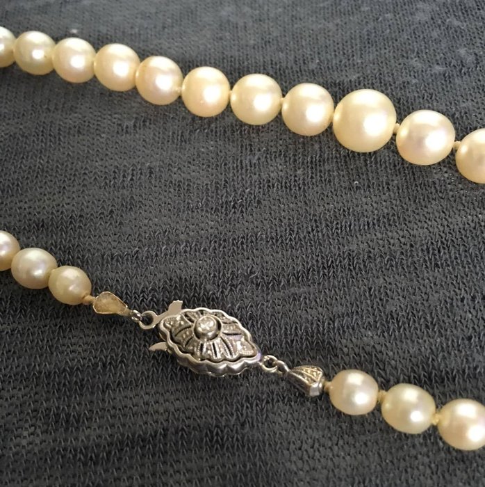 Antique Akoya salt water pearl necklace with 585 white gold clasp with white diamonds – German origin circa 1920-1940
